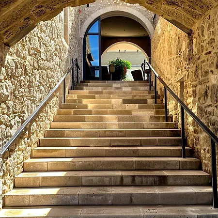 Modern House With Pool For 12 Guests In *