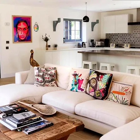 Modern House With Pool For 12 Guests In *