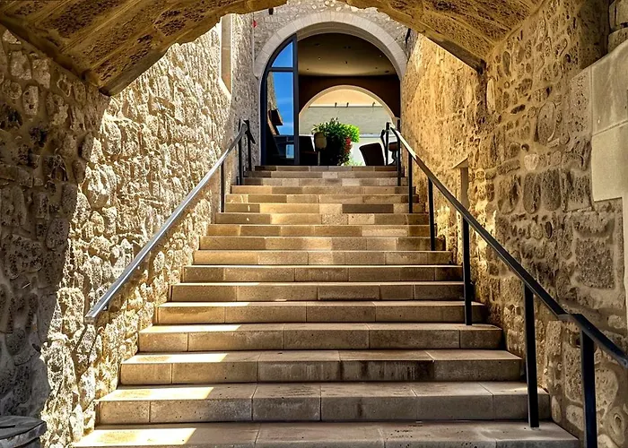 Modern House With Pool For 12 Guests In *