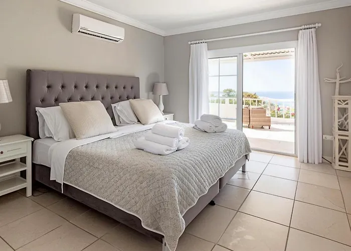 Case de vacanță Modern House With Pool For 12 Guests In