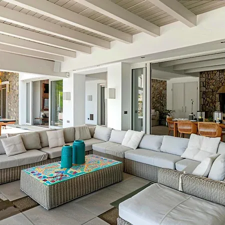 Vakantiehuis Modern House With Pool For 12 Guests In *