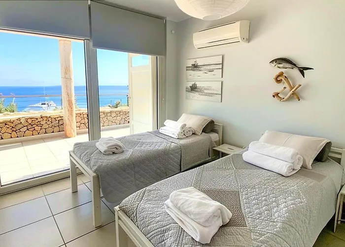 Hébergement de vacances Modern House With Pool For 12 Guests In